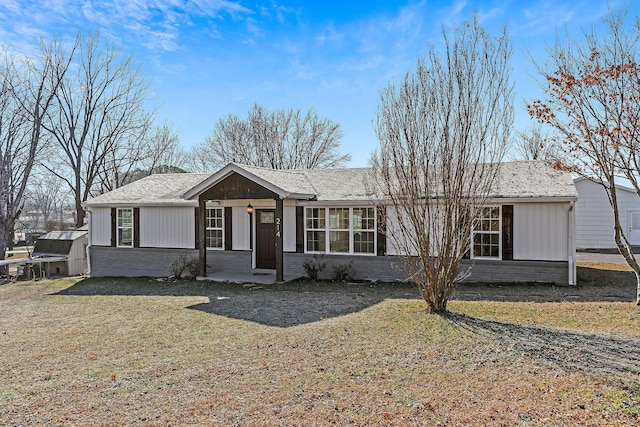 ranch-style home featuring a front lawn