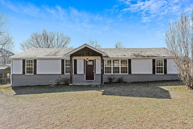 ranch-style home featuring a front lawn