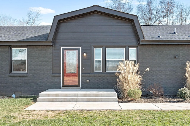 view of front facade featuring a front yard