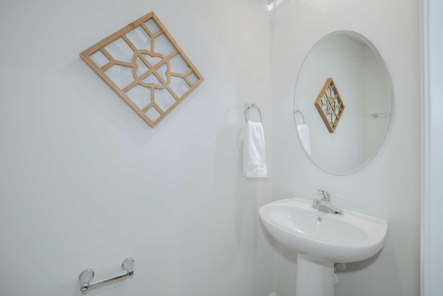 bathroom featuring sink