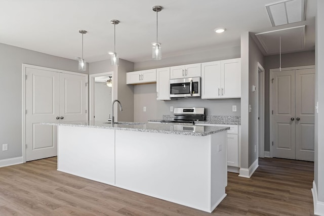 kitchen featuring a kitchen island with sink, white cabinets, sink, ceiling fan, and appliances with stainless steel finishes