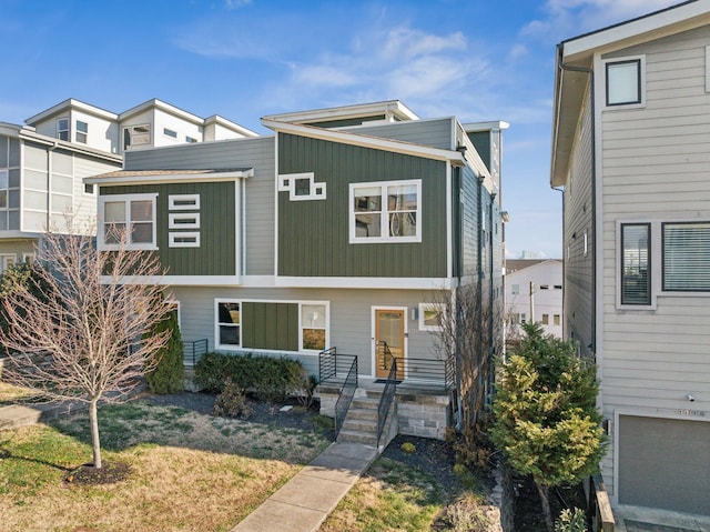 view of front of house featuring a front yard