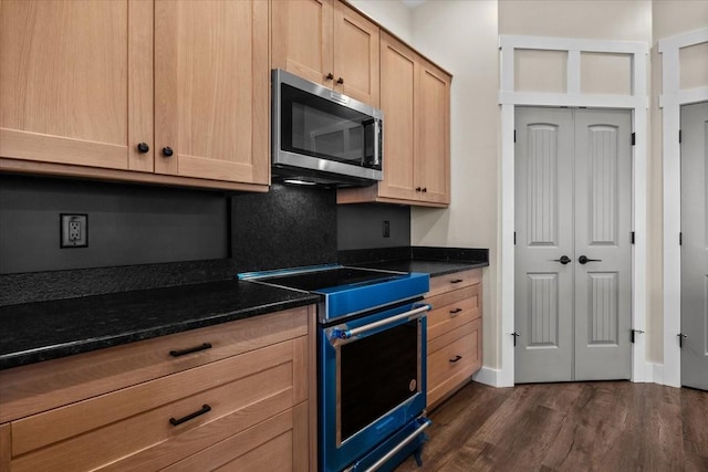 kitchen with backsplash, stainless steel appliances, dark wood-type flooring, and light brown cabinetry