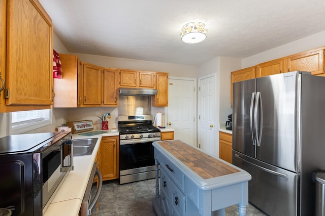 kitchen with a kitchen island, sink, and stainless steel appliances