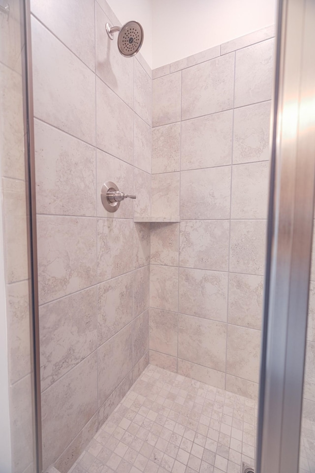 bathroom featuring tiled shower