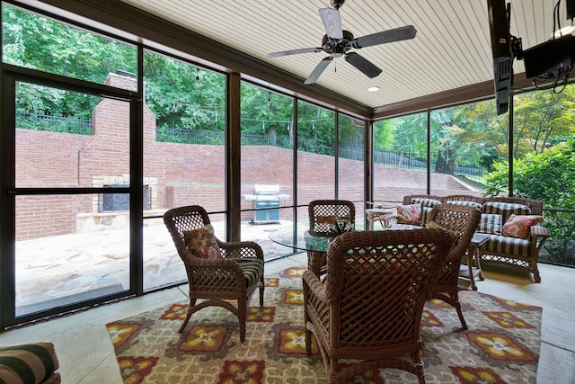 sunroom featuring ceiling fan