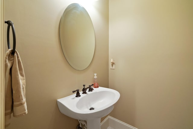 bathroom featuring sink