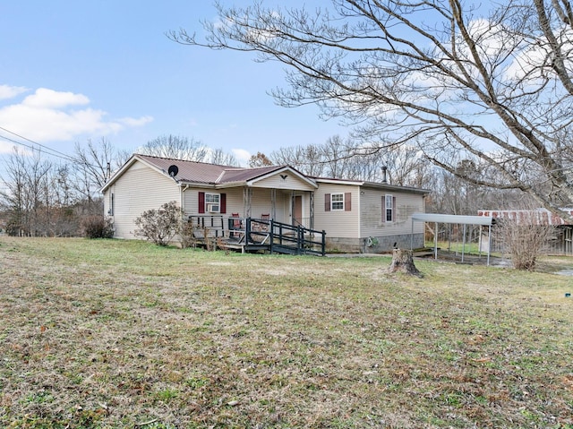 view of front of property featuring a front yard