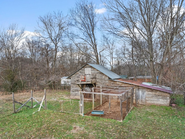 view of yard with an outdoor structure