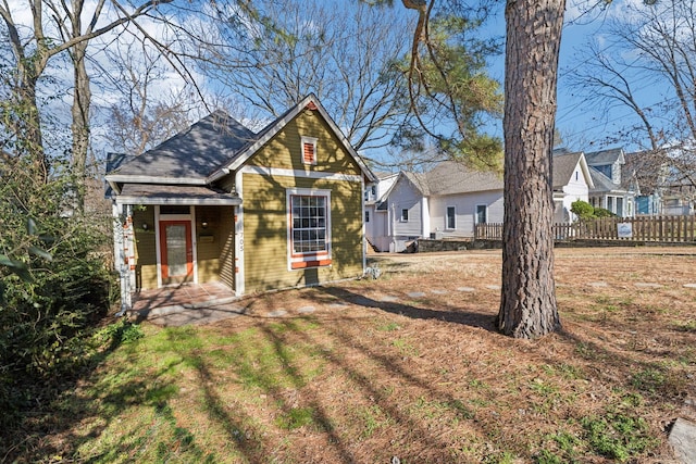 view of front of house featuring a front lawn