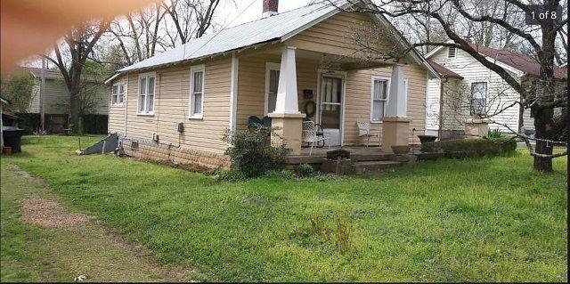 view of front of property featuring a front lawn