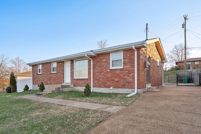 view of front of house featuring a front yard