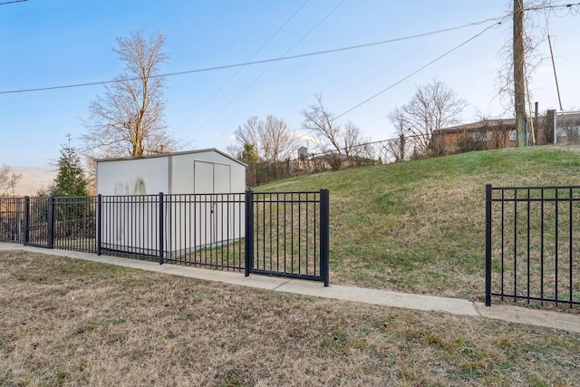 view of yard with an outdoor structure