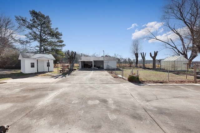 view of front of property featuring an outbuilding