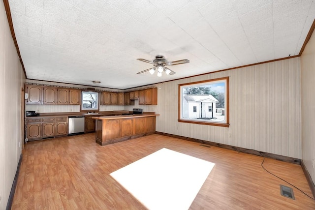 kitchen with ceiling fan, stainless steel dishwasher, kitchen peninsula, light hardwood / wood-style floors, and ornamental molding