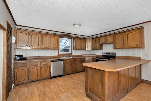 kitchen with kitchen peninsula, light hardwood / wood-style flooring, ornamental molding, and appliances with stainless steel finishes