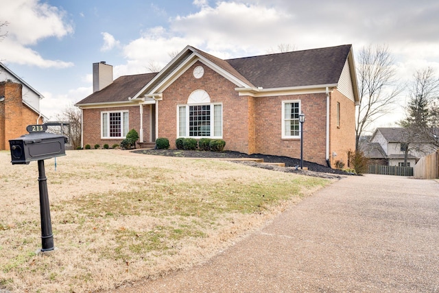 view of front of property featuring a front yard