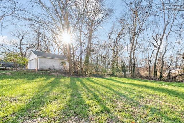 view of yard featuring an outbuilding