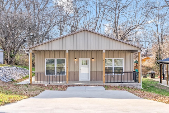 view of front of home with covered porch