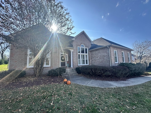 view of front facade featuring a front yard