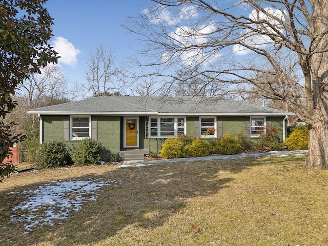 ranch-style home featuring a front lawn