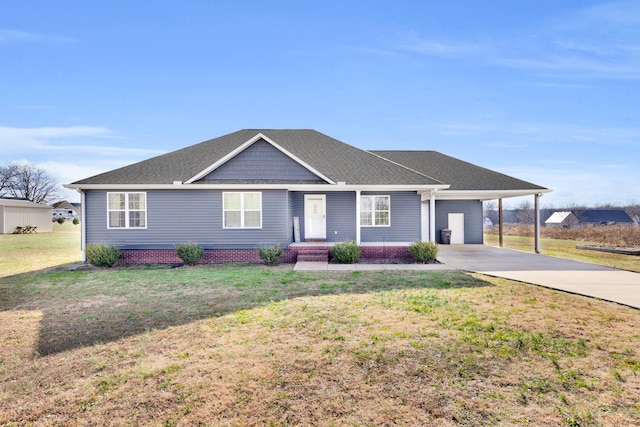 view of front of home featuring a front yard and a carport