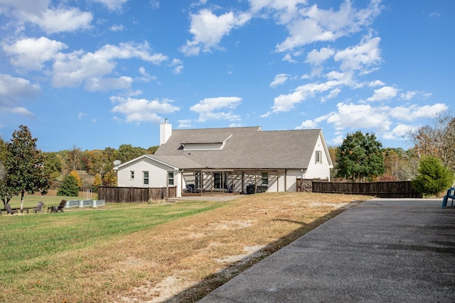 view of front facade featuring a patio and a front lawn