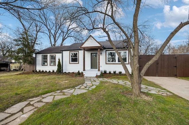 ranch-style home featuring a front yard