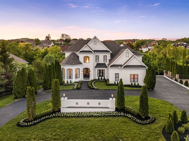 view of front of property featuring a yard