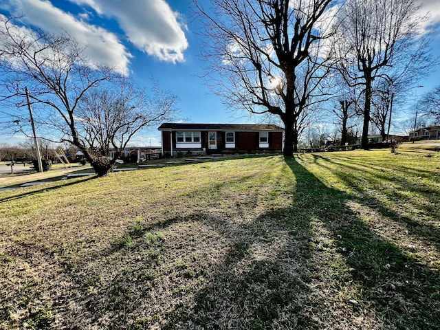 view of front of house featuring a front yard