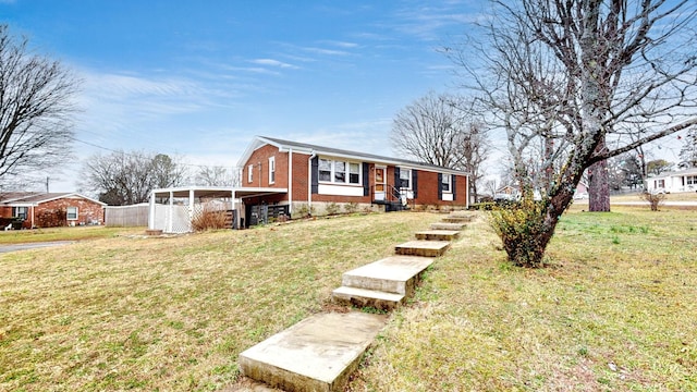 view of front of house featuring a carport and a front yard