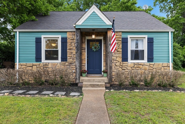 view of front facade featuring a front yard