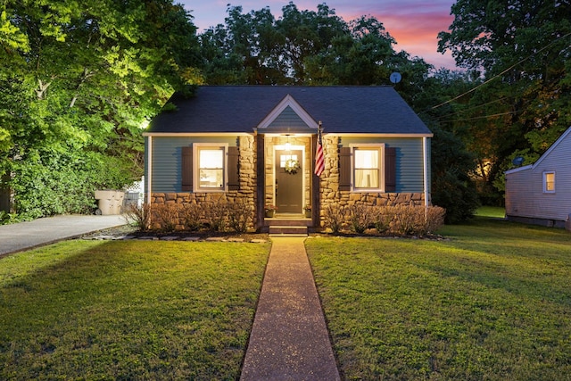 view of front of house featuring a lawn