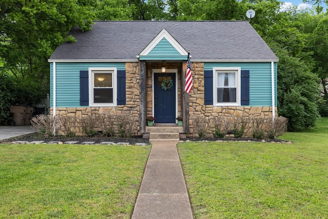 view of front facade featuring a front lawn