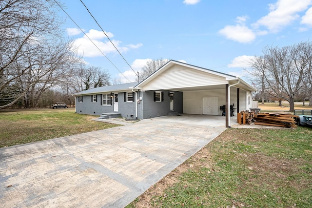 ranch-style home featuring a front lawn and a carport