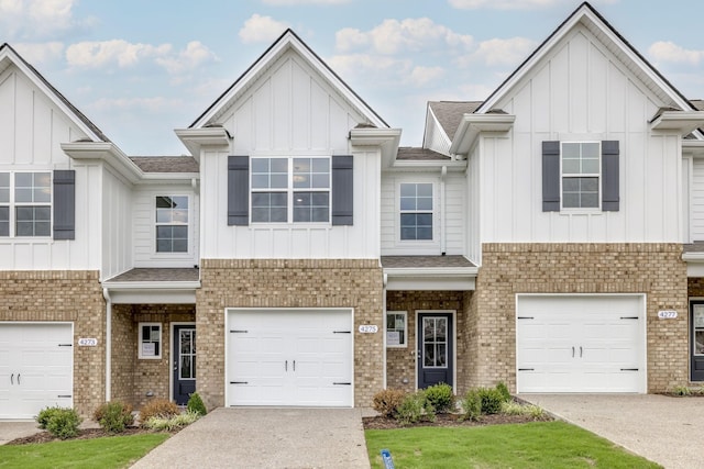 townhome / multi-family property featuring a garage