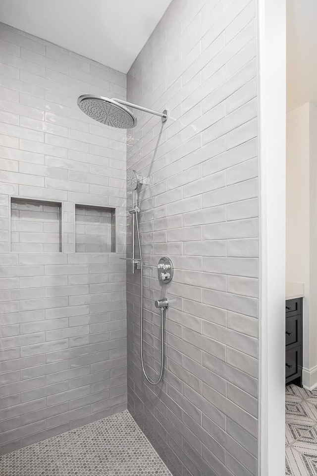 bathroom featuring a tile shower