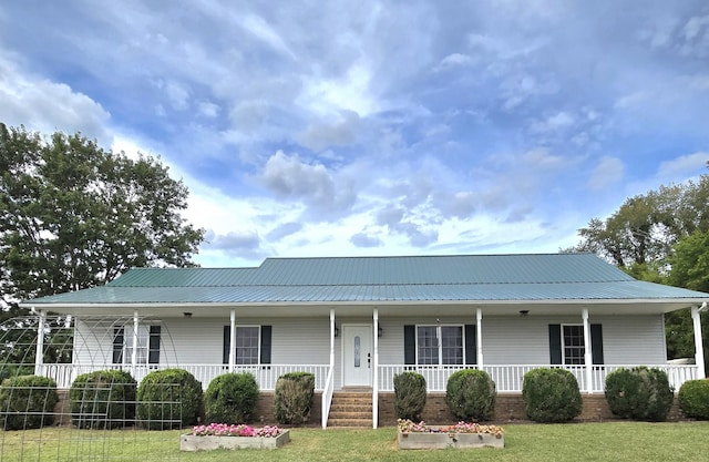 view of front of home featuring a front lawn