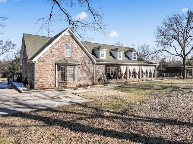 view of front of house featuring a front yard