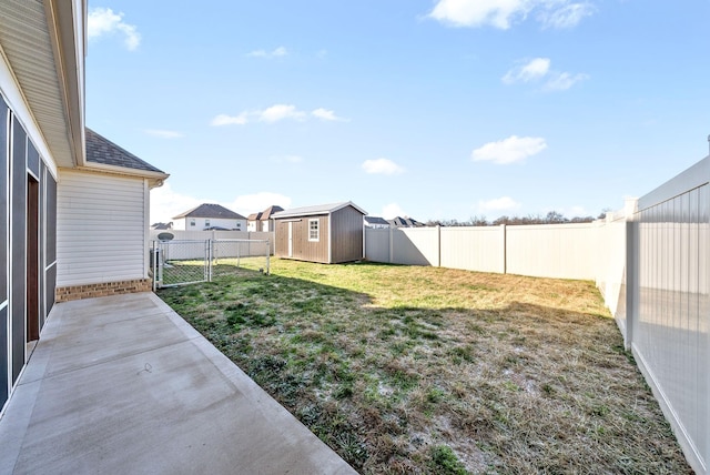 view of yard featuring a shed