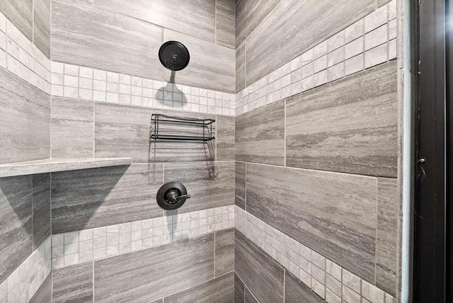 bathroom featuring a tile shower