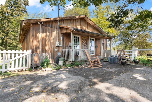 view of front of house featuring covered porch