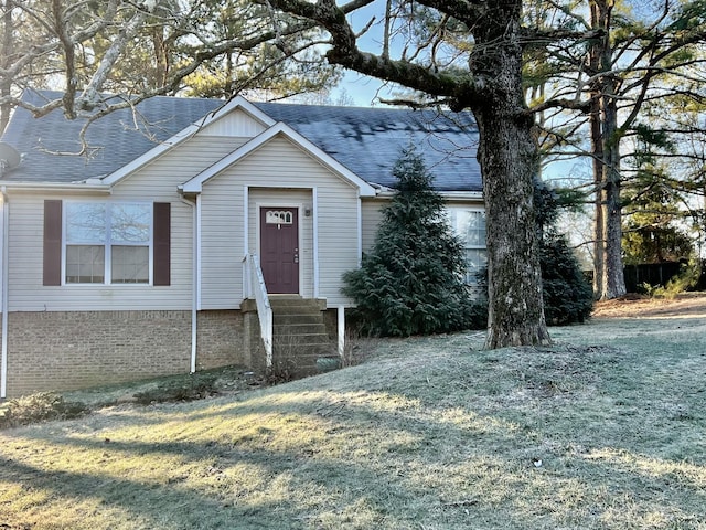 view of front of home with a front lawn