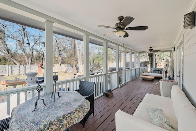 sunroom with ceiling fan