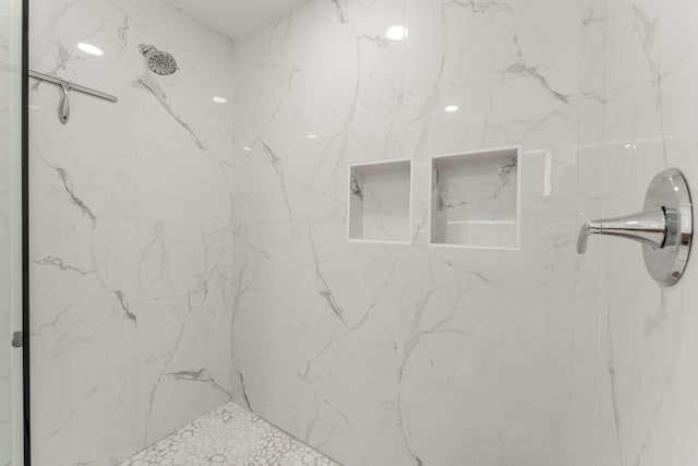 bathroom featuring a tile shower