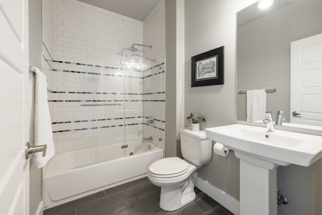 bathroom with toilet and tiled shower / bath