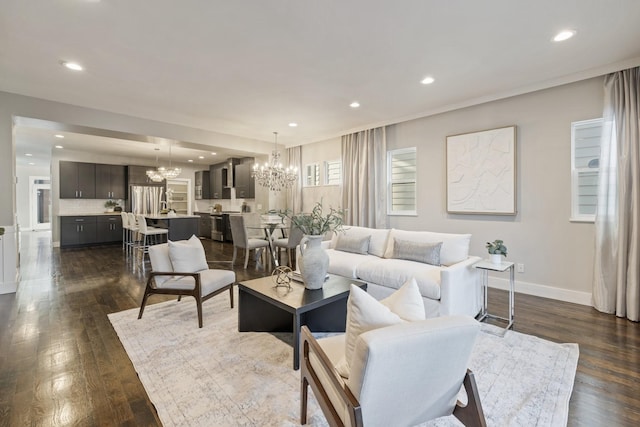 living area featuring a chandelier, recessed lighting, dark wood-type flooring, and baseboards