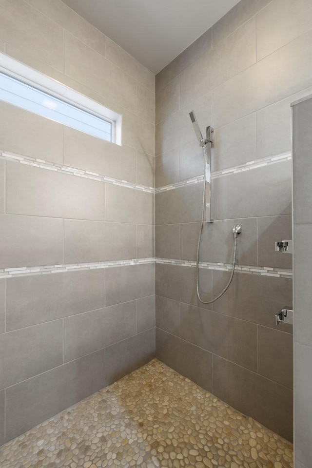 bathroom featuring tiled shower