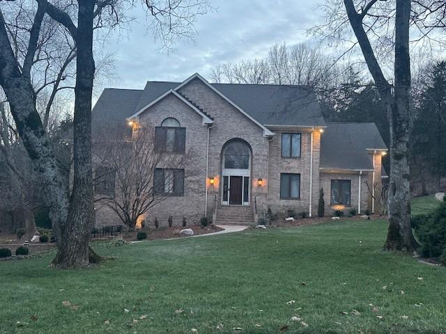 view of front facade featuring a front yard