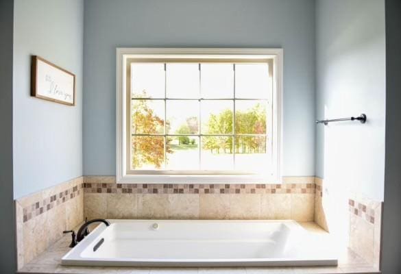 bathroom featuring tiled bath